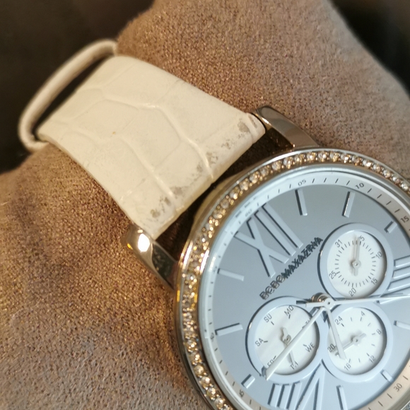BcbgMaxazria leather white watches, good condition - Picture 3 of 6